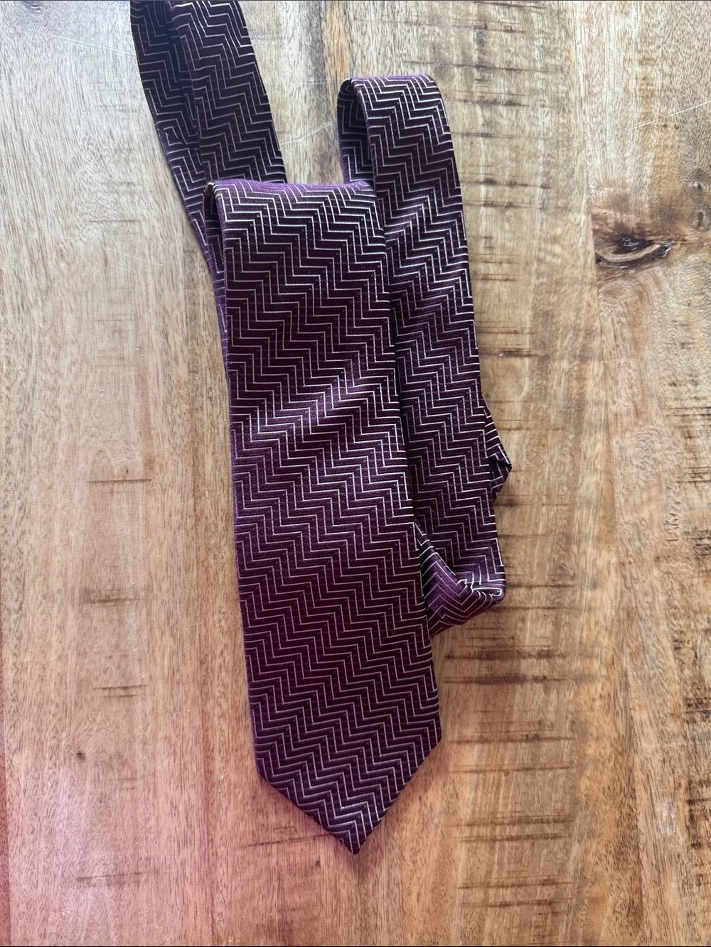 BOSS HUGO BOSS MADE IN ITALY Men's burgundy maroon red Zigzag Pattern Silk Tie